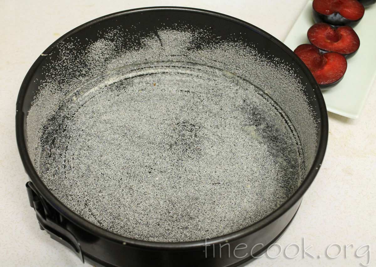 Пирог со сливами, фундуком и шоколадом Пирог со сливами, фундуком и шоколадом