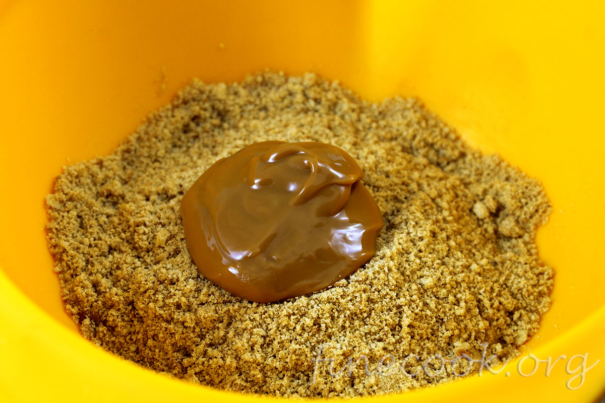 Десерт с банановой начинкой