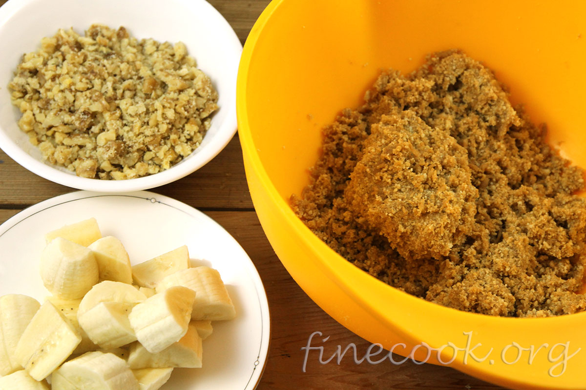 Десерт с банановой начинкой