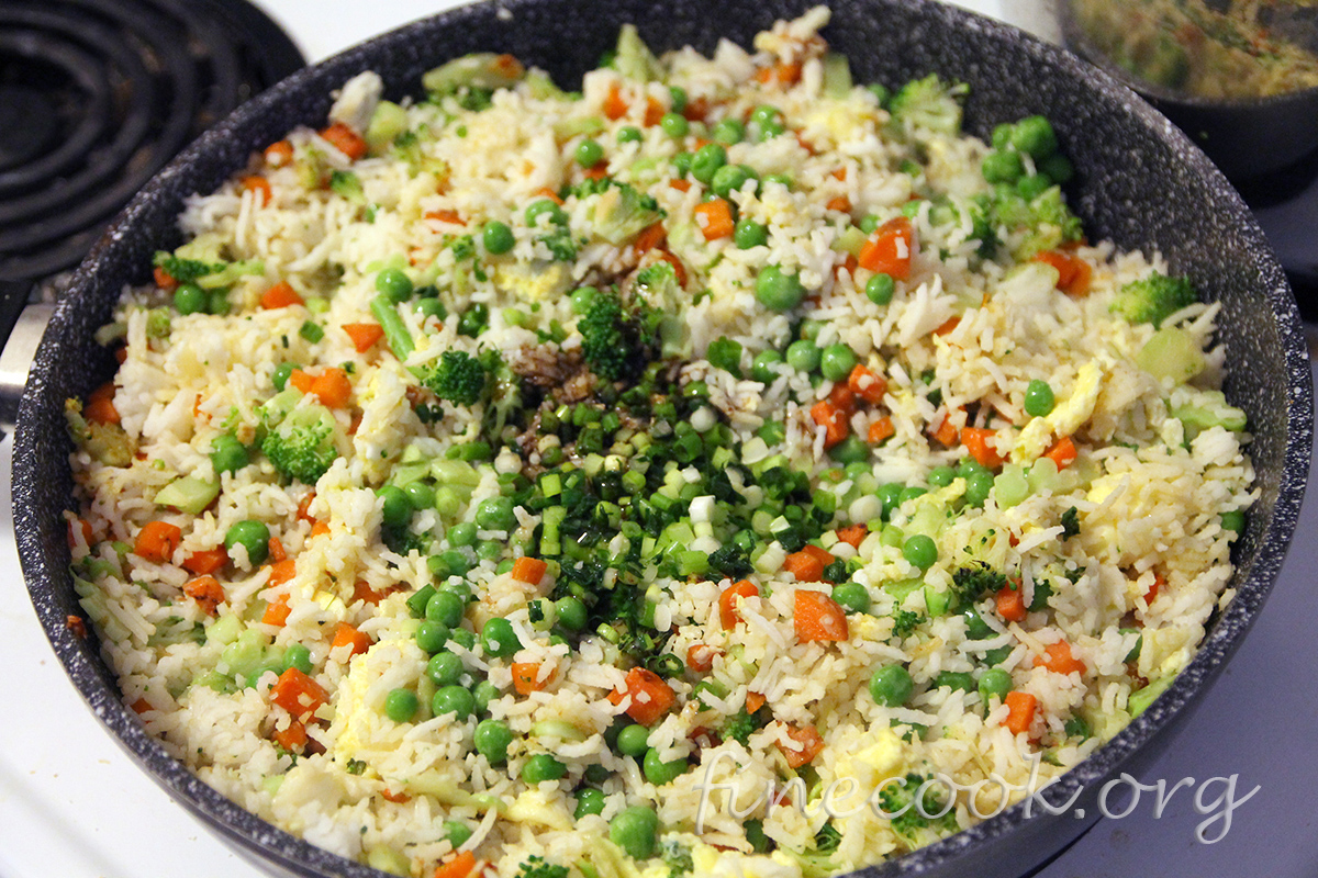 Рис с овощами и яйцами