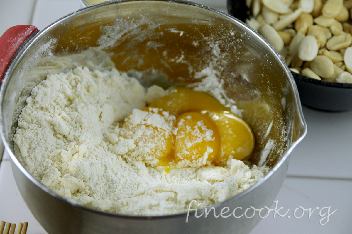 Пирог со сгущёнкой и орехами